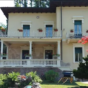 https://la-villa-del-lago-ghirla.it-lombardy.com